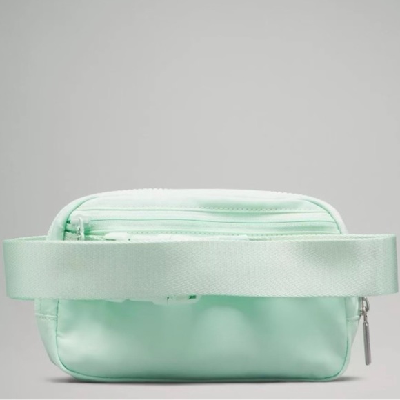NWT LULULEMON BELT BAG - Picture 3 of 5